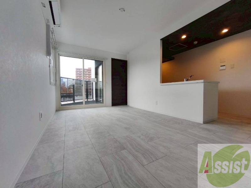 居室・リビング　エアコン付きで快適なリビングになっております！