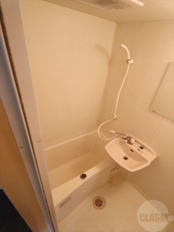 洗面設備　鏡付きの洗面台