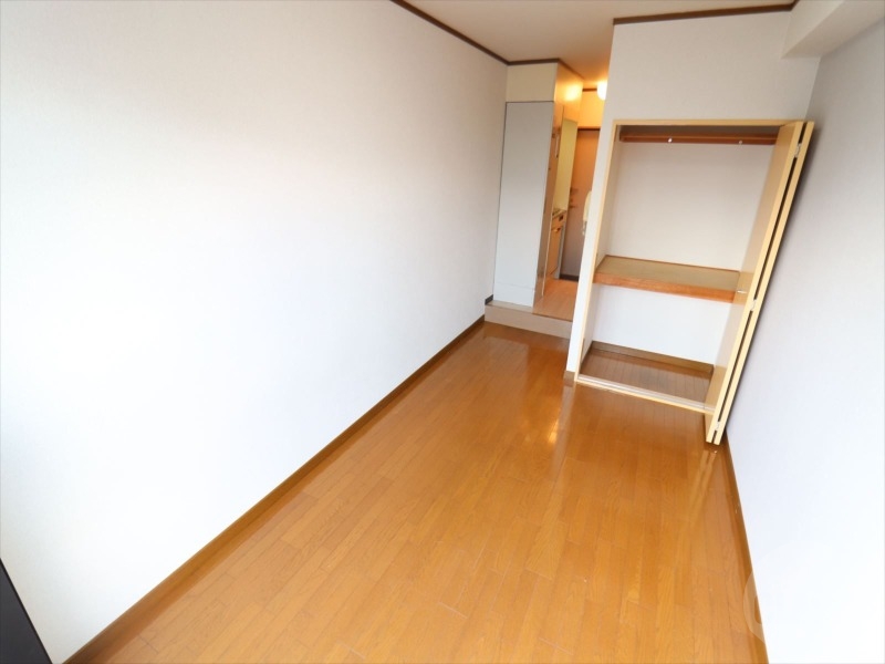 居室・リビング　６帖の明るい洋室です