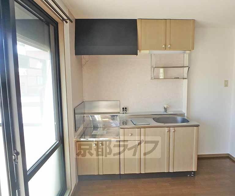 キッチン　窓に面した明るいキッチンスペースです