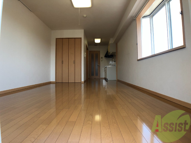 居室・リビング　１２．１帖の洋室です。広々として、きれいですね。