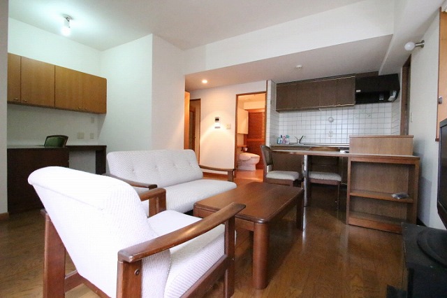 居室・リビング　同物件、別号室のものです。