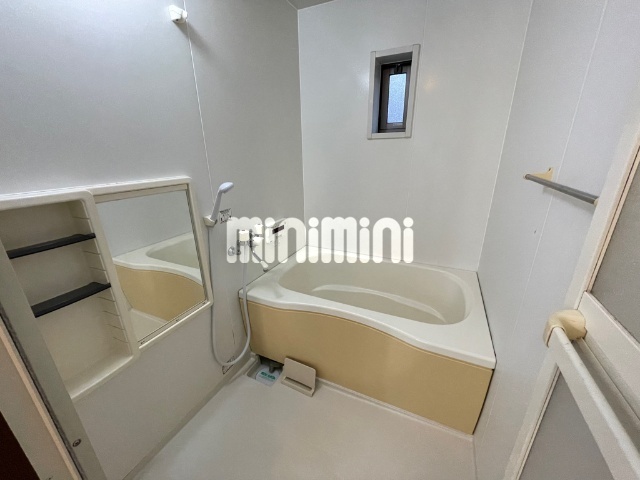 バス・シャワールーム　お風呂は鏡・小窓もあります。