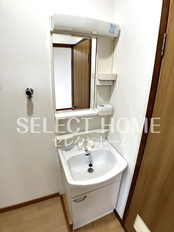 洗面設備　独立洗面化粧台が付いています