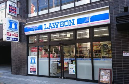 コンビニ　ローソン 東新宿明治通店（コンビニ）まで2m