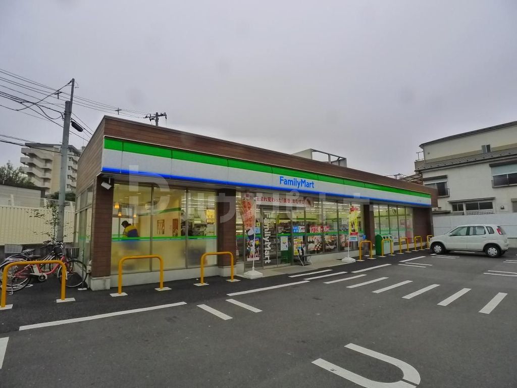 コンビニ　ファミリーマート江北二丁目店（コンビニ）まで300m