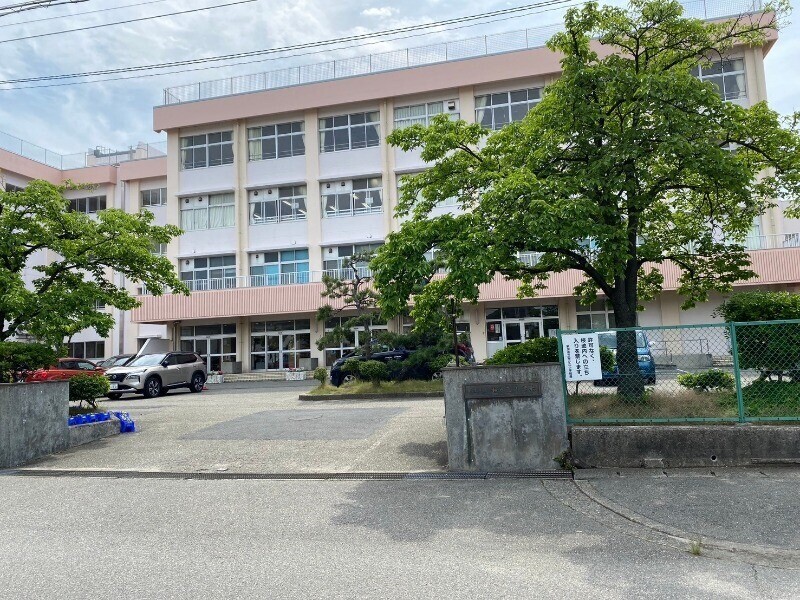 小学校　新潟市立桜が丘小学校（小学校）まで827m