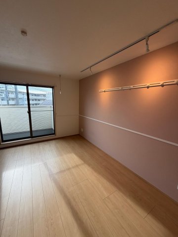 その他部屋・スペース　スタイリッシュなLEDライティングレールが付いています