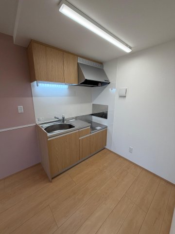 キッチン　冷蔵庫や棚を置いても余裕のある広いキッチン。木目調で統一。