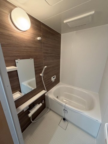 バス・シャワールーム　女性に嬉しい浴室乾燥機付、追炊き機能付の広いバスルーム。