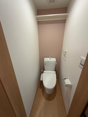 トイレ　トイレも広々としており使いやすいです。ウォシュレット付き。