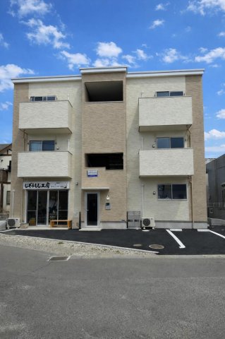 建物外観　築1年未満。建物前には遮るものもなく日当り良好で冬でも暖か。