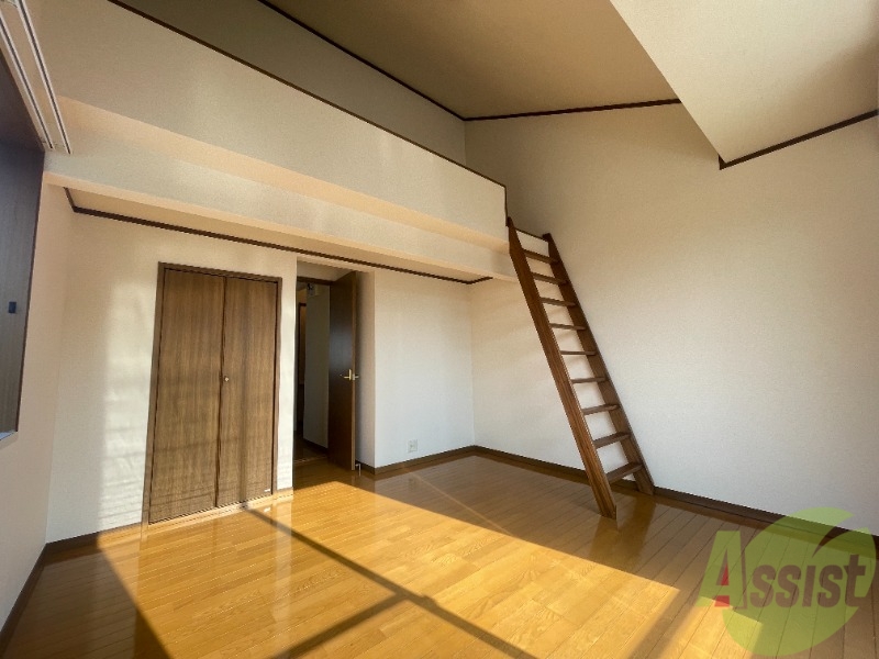 居室・リビング　８．５帖の洋室です。広々として、きれいですね。