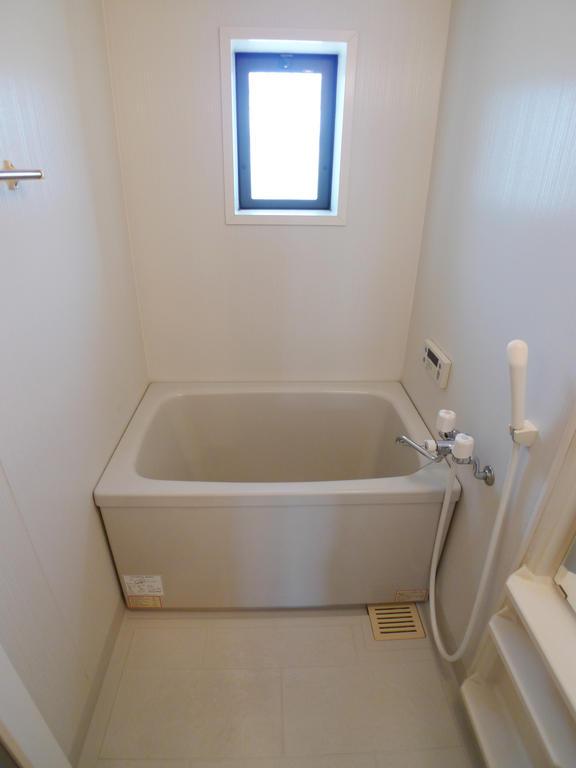 バス・シャワールーム　窓有り追焚付の浴室