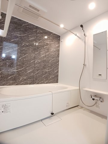 バス・シャワールーム　コンパクトで使いやすいお風呂です