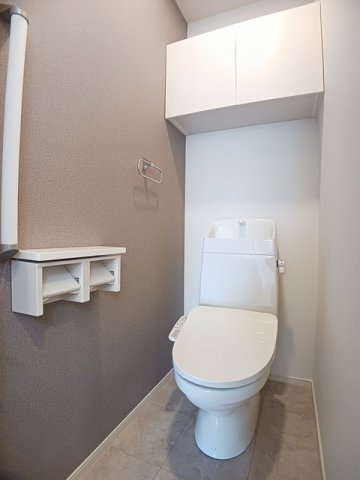 トイレ　落ち着いた色調のトイレです