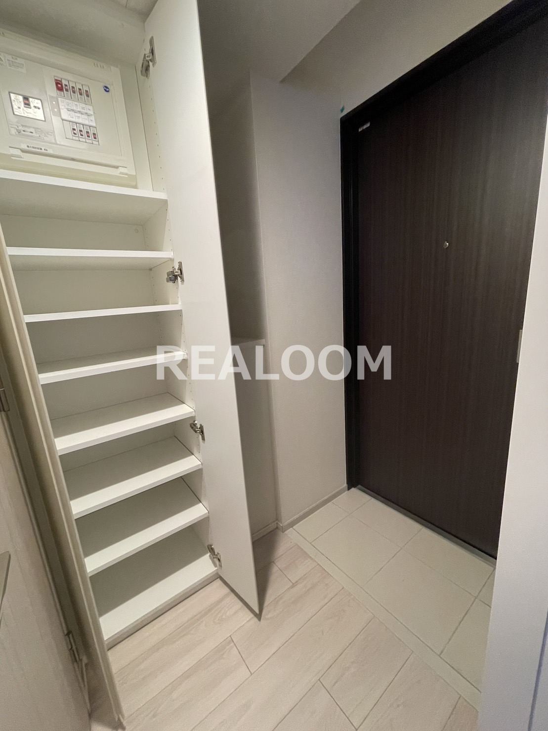 玄関　写真と現況が異なる場合は現況を優先いたします。