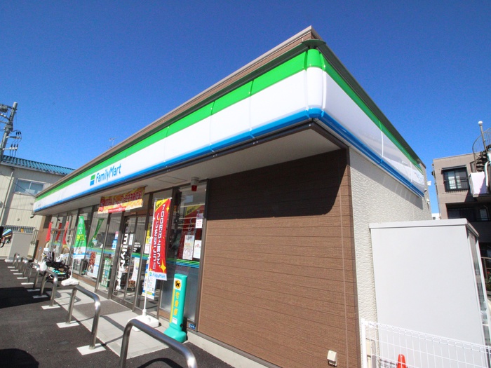 コンビニ　ファミリーマート（コンビニ）まで330m