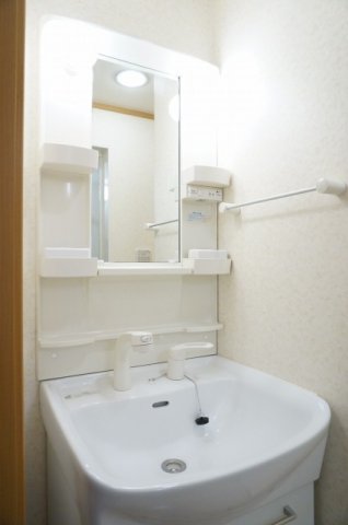 洗面設備　明るい洗面所です