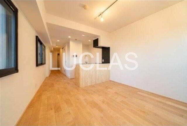 居室・リビング　落ち着いた色味の床材がくつろぎ空間を演出♪