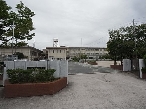 小学校　奈良市立三碓小学校（小学校）まで613m