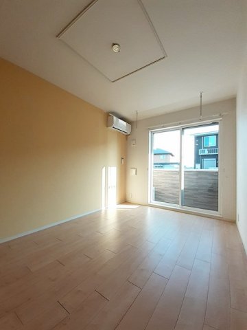 居室・リビング　こちらの居間で趣味の時間をお楽しみください