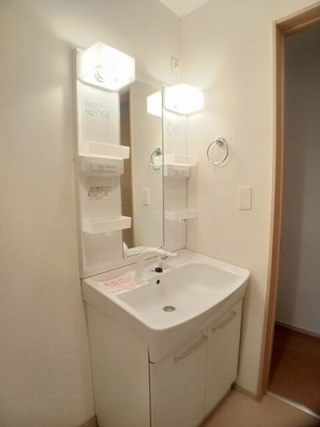 洗面設備　明るい洗面所です