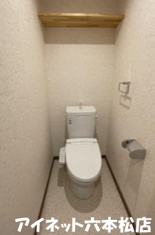 トイレ　温水洗浄便座付きです。