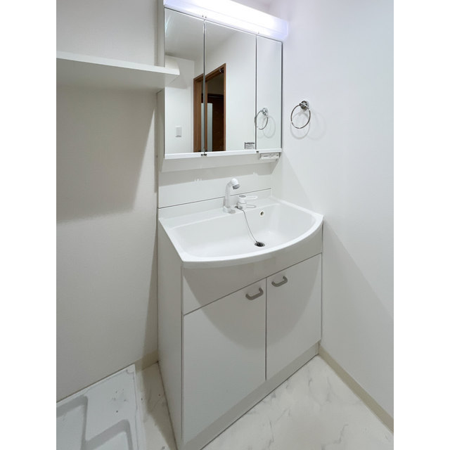 洗面設備　明るい洗面所です