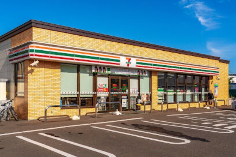 コンビニ　セブンイレブン札幌北31条東店（コンビニ）まで526m