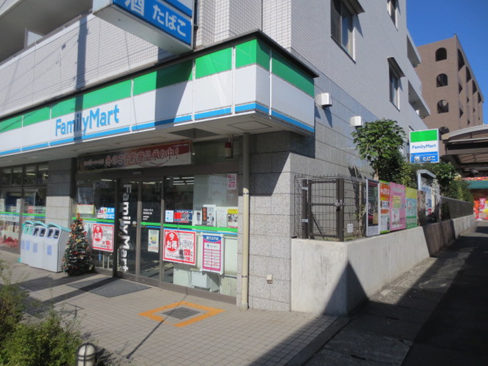 コンビニ　ファミリーマート柿生駅北口店（コンビニ）まで130m