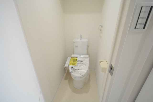 トイレ　温水洗浄便座付きのトイレです♪