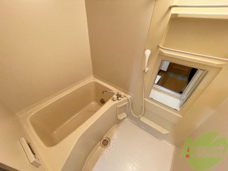 バス・シャワールーム　浴室はシンプルです。追い焚き機能も付いてます。