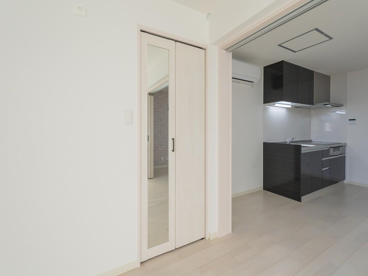 収納　ウォークインクローゼット付きで収納充実＋姿見付き