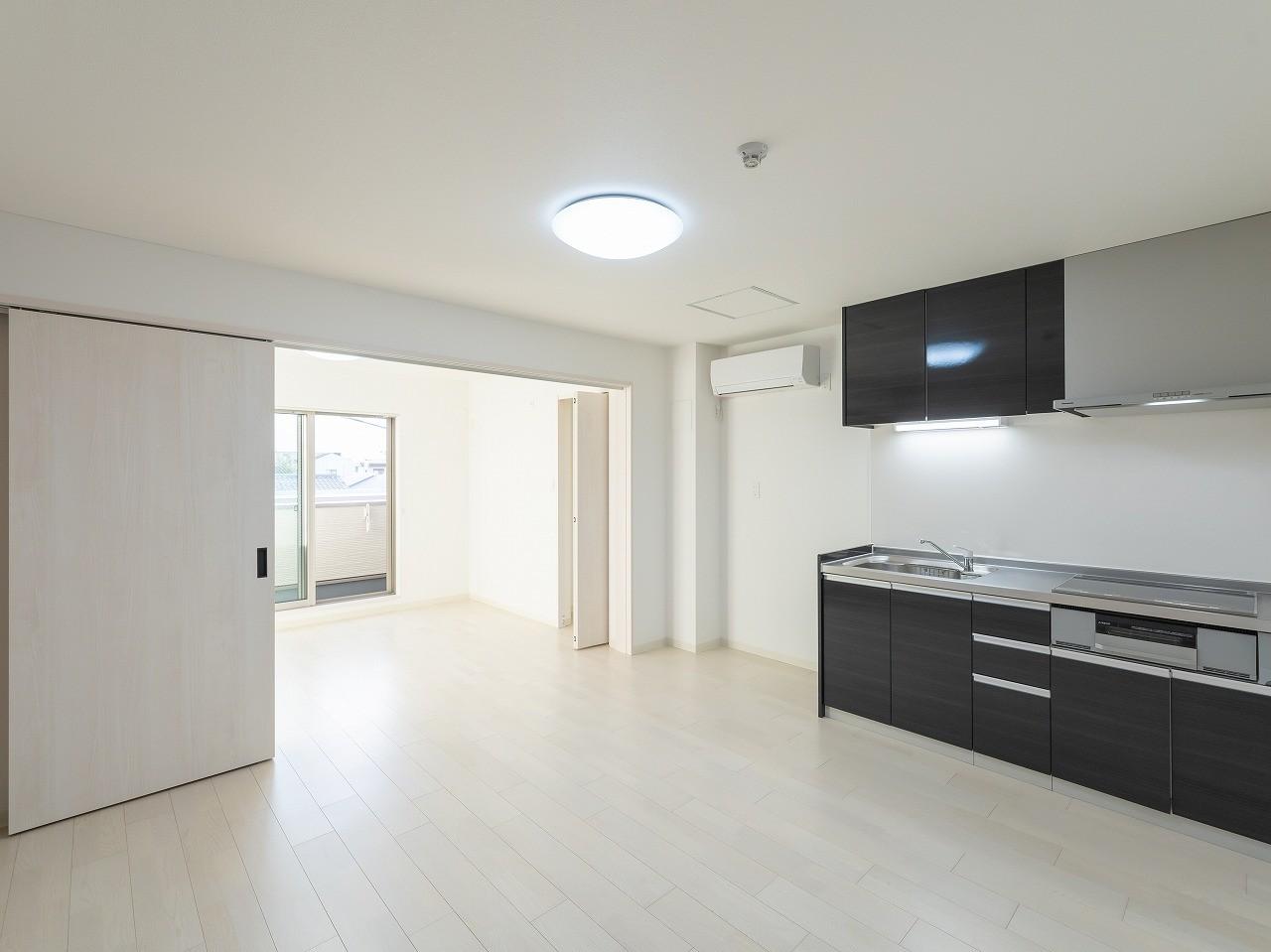 居室・リビング　明るく開放感のあるLDK空間　エアコン付きで初期費用も安心