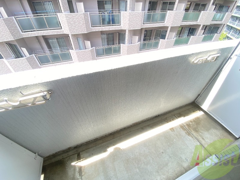 バルコニー　こちらはバルコニーです。洗濯物が良く乾きそうですね。