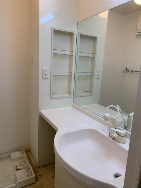 洗面設備　鏡の大きいカウンタータイプの洗髪洗面化粧台