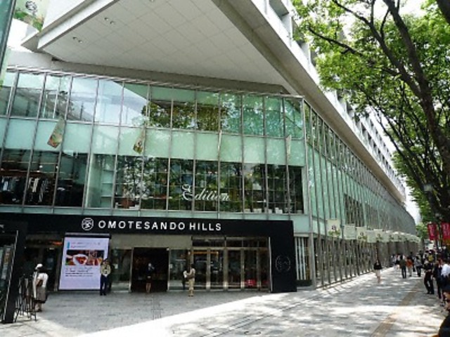 ショッピングセンター　表参道ヒルズ（ショッピングセンター）まで701m