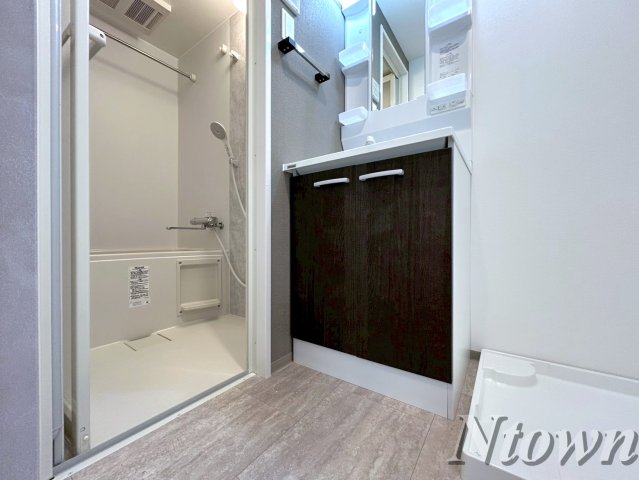 洗面設備　明るい洗面所です