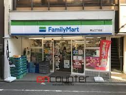 コンビニ　ファミリーマート東山三丁目店（コンビニ）まで120m