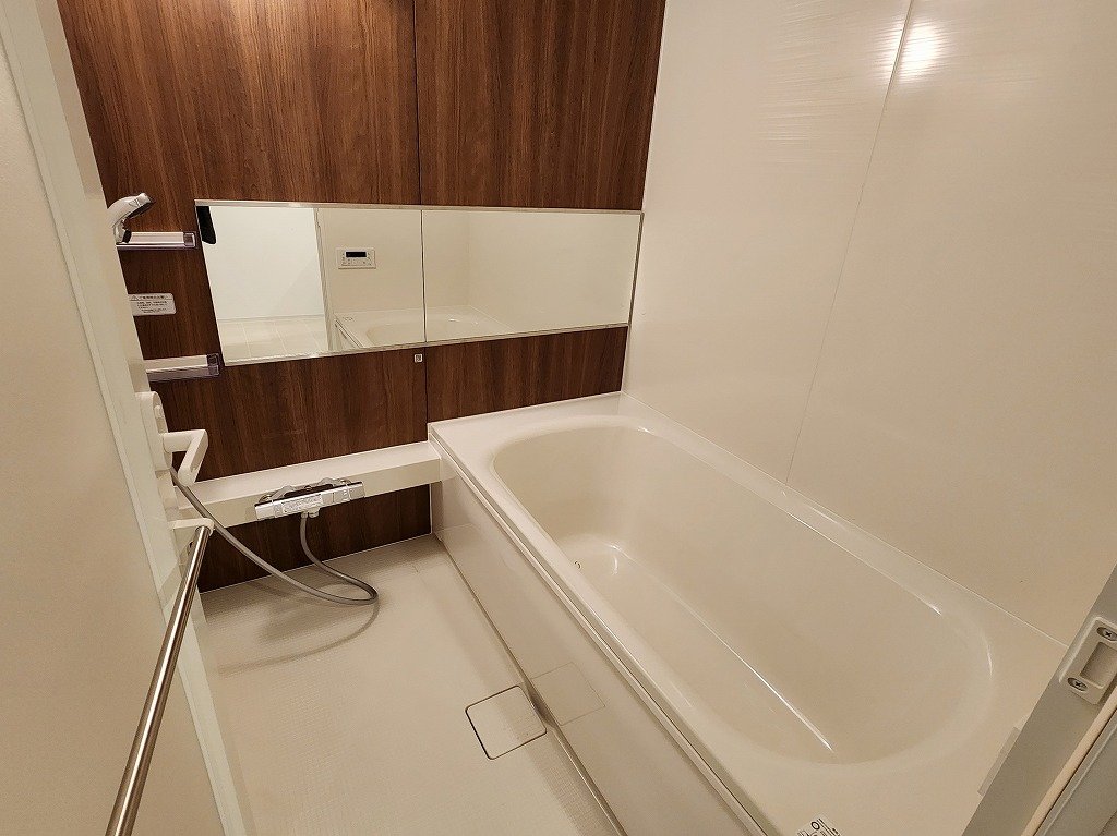 バス・シャワールーム　追焚き・浴室乾燥機付大型バスルーム