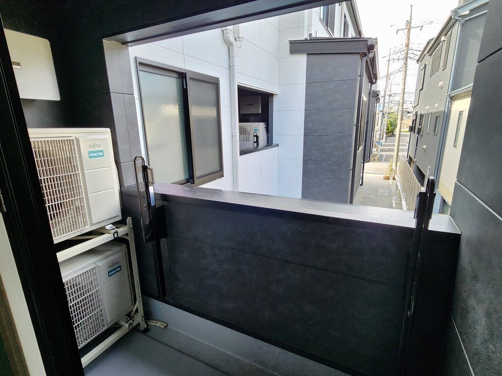 バルコニー　隣住戸と繋がってない独立バルコニー