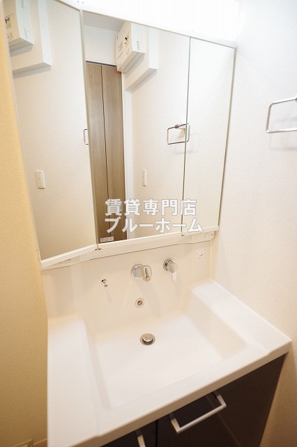 洗面設備　収納付き三面鏡同区立洗面台！