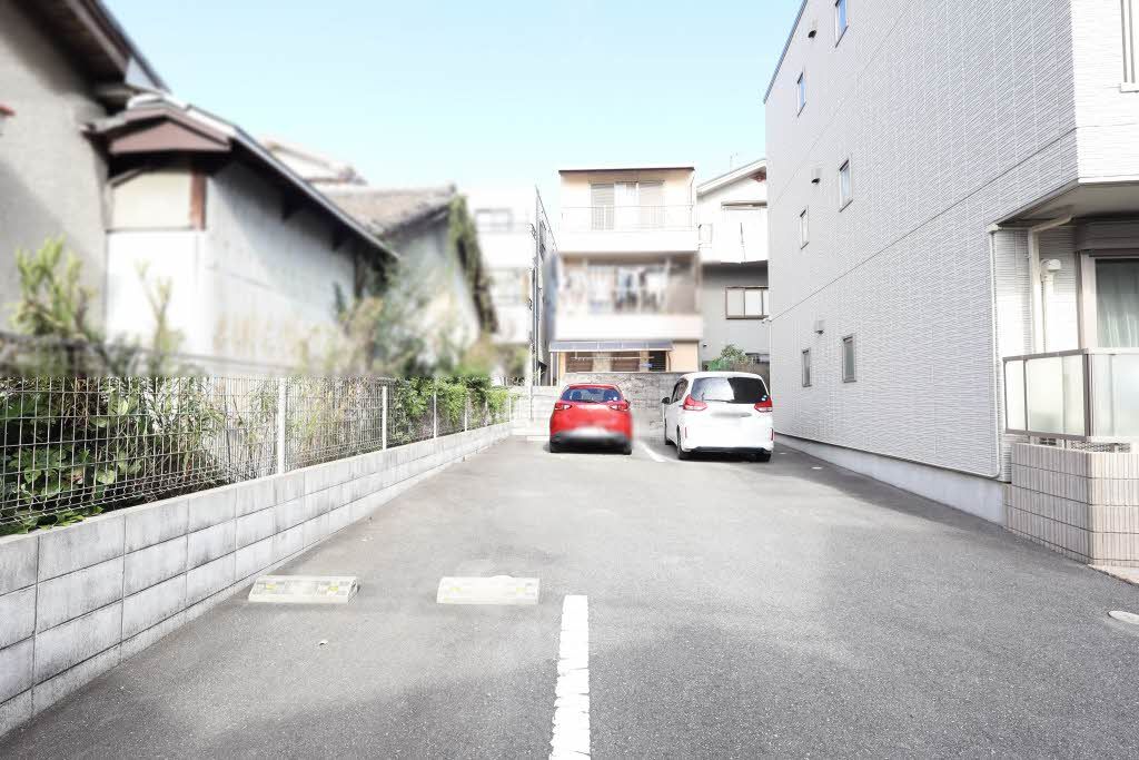 建物外観　敷地内駐車場