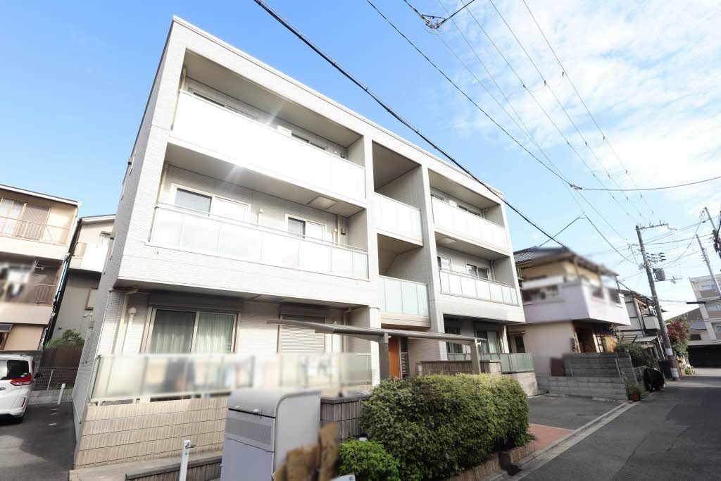 建物外観　積水ハウス施工・重量鉄骨造３階建て