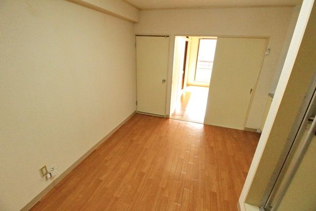 居室・リビング　同建物別号室参考写真です