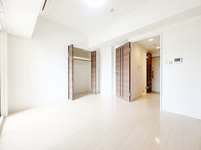 居室・リビング　フローリング仕様・ホワイトコーデ部屋