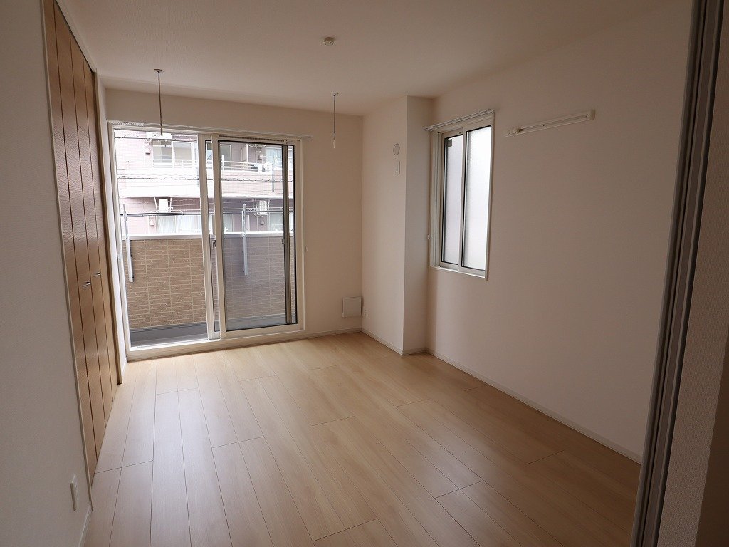 居室・リビング　開口多数明るい角部屋　エアコン・室内物干し完備