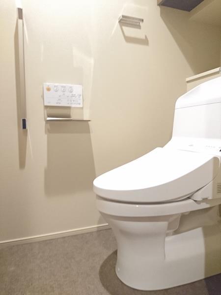 トイレ　落ち着いた色調のトイレです