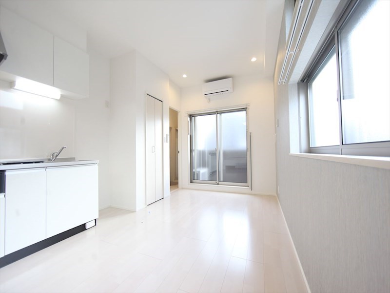 居室・リビング　ＬＤＫ10.2帖　2面採光　エアコン完備　南面バルコニー